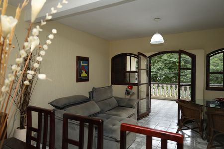 Casa à venda com 180m², 3 quartos e 2 vagasSala