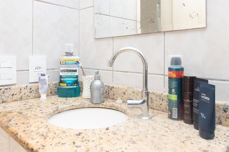 Banheiro de apartamento à venda com 1 quarto, 40m² em Santo Antônio, Porto Alegre