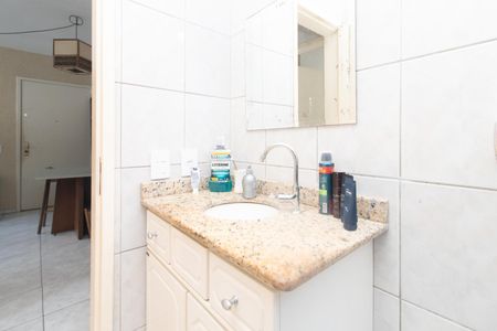 Banheiro de apartamento à venda com 1 quarto, 40m² em Santo Antônio, Porto Alegre