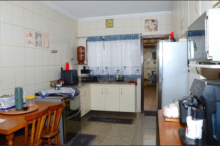 Casa para alugar com 170m², 2 quartos e 2 vagasCozinha