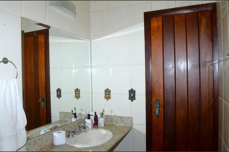 Casa para alugar com 170m², 2 quartos e 2 vagasBanheiro Corredor