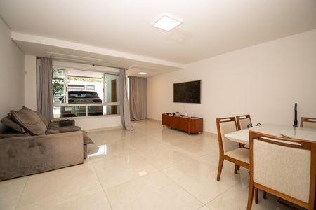 Casa à venda com 115m², 3 quartos e 2 vagas Casa à venda com 115m², 3 quartos e 2 vagasSala