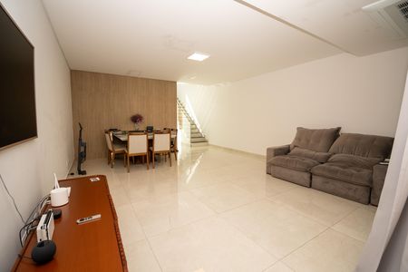 Casa à venda com 115m², 3 quartos e 2 vagas Casa à venda com 115m², 3 quartos e 2 vagasSala
