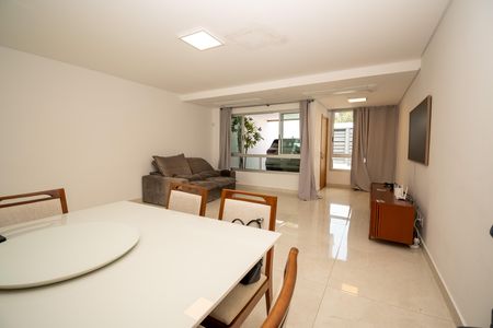 Casa à venda com 115m², 3 quartos e 2 vagas Casa à venda com 115m², 3 quartos e 2 vagasSala
