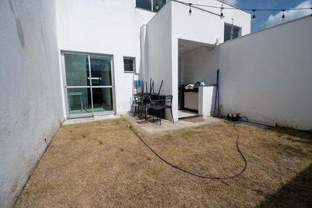 Casa à venda com 115m², 3 quartos e 2 vagas Casa à venda com 115m², 3 quartos e 2 vagasÁrea externa