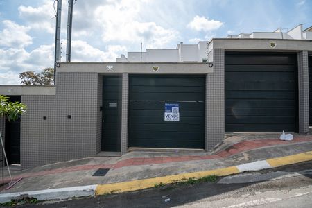 Casa à venda com 115m², 3 quartos e 2 vagas Casa à venda com 115m², 3 quartos e 2 vagasFachada