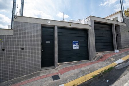 Casa à venda com 115m², 3 quartos e 2 vagas Casa à venda com 115m², 3 quartos e 2 vagasFachada