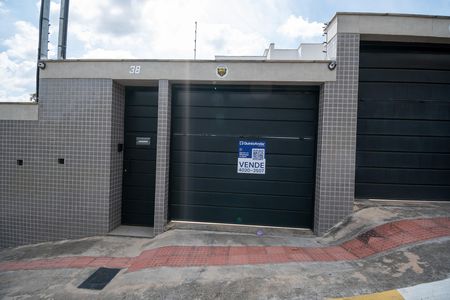 Casa à venda com 115m², 3 quartos e 2 vagas Casa à venda com 115m², 3 quartos e 2 vagasFachada