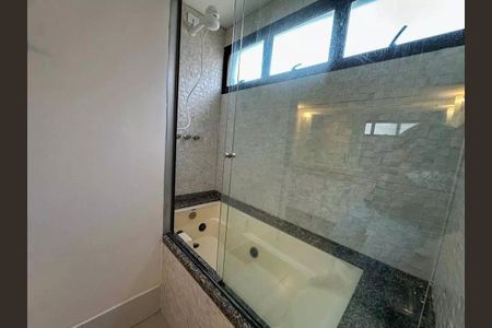 Banheiro de kitnet/studio para alugar com 2 quartos, 57m² em Cambuí, Campinas