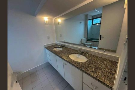 Banheiro de kitnet/studio para alugar com 2 quartos, 57m² em Cambuí, Campinas