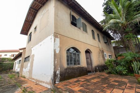 Casa à venda com 235m², 5 quartos e 4 vagas Casa à venda com 235m², 5 quartos e 4 vagasÁrea externa
