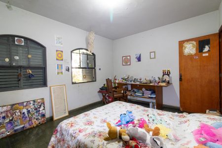 Casa à venda com 235m², 5 quartos e 4 vagas Casa à venda com 235m², 5 quartos e 4 vagasQuarto 2