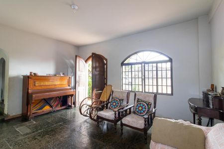 Casa à venda com 235m², 5 quartos e 4 vagas Casa à venda com 235m², 5 quartos e 4 vagasSala