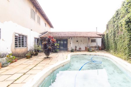 Casa à venda com 235m², 5 quartos e 4 vagas Casa à venda com 235m², 5 quartos e 4 vagasÁrea externa
