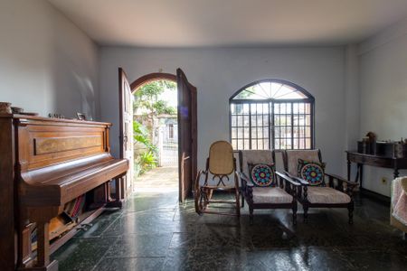 Casa à venda com 235m², 5 quartos e 4 vagas Casa à venda com 235m², 5 quartos e 4 vagasSala
