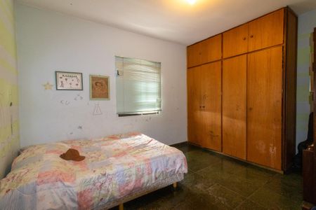Casa à venda com 235m², 5 quartos e 4 vagas Casa à venda com 235m², 5 quartos e 4 vagasQuarto 1