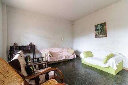 Casa à venda com 235m², 5 quartos e 4 vagas Casa à venda com 235m², 5 quartos e 4 vagasSala