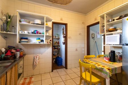 Casa à venda com 235m², 5 quartos e 4 vagas Casa à venda com 235m², 5 quartos e 4 vagasCozinha