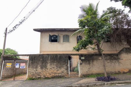 Casa à venda com 235m², 5 quartos e 4 vagas Casa à venda com 235m², 5 quartos e 4 vagasFachada