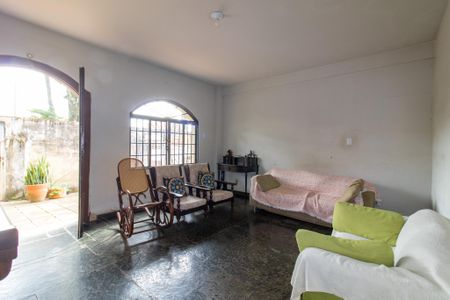 Casa à venda com 235m², 5 quartos e 4 vagas Casa à venda com 235m², 5 quartos e 4 vagasSala