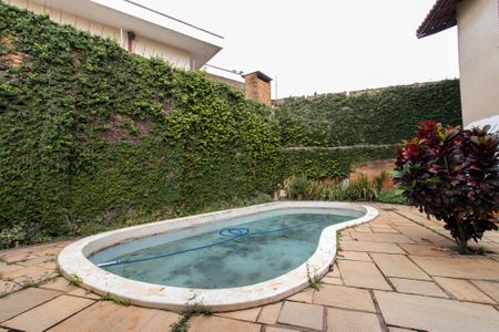 Casa à venda com 235m², 5 quartos e 4 vagas Casa à venda com 235m², 5 quartos e 4 vagasÁrea externa