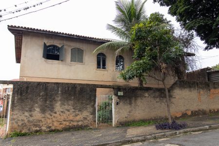 Casa à venda com 235m², 5 quartos e 4 vagas Casa à venda com 235m², 5 quartos e 4 vagasÁrea externa