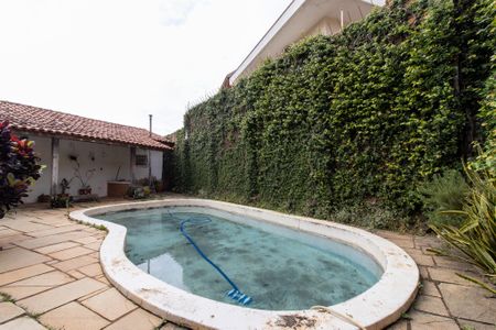 Casa à venda com 235m², 5 quartos e 4 vagas Casa à venda com 235m², 5 quartos e 4 vagasÁrea externa