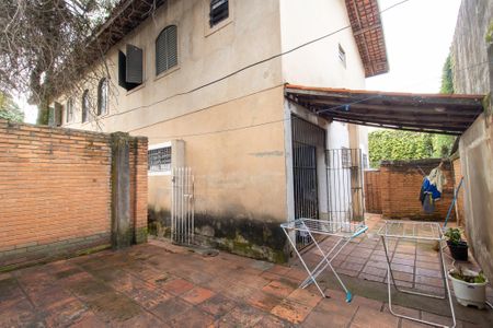 Casa à venda com 235m², 5 quartos e 4 vagas Casa à venda com 235m², 5 quartos e 4 vagasÁrea externa