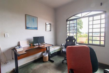 Casa à venda com 235m², 5 quartos e 4 vagas Casa à venda com 235m², 5 quartos e 4 vagasQuarto 4