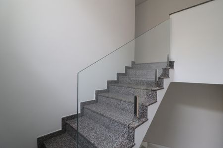 Casa para alugar com 300m², 3 quartos e 4 vagasEscada