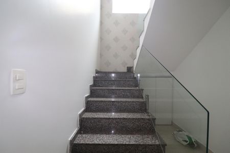 Casa para alugar com 300m², 3 quartos e 4 vagasEscada