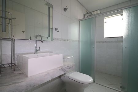 Casa para alugar com 300m², 3 quartos e 4 vagasBanheiro 2