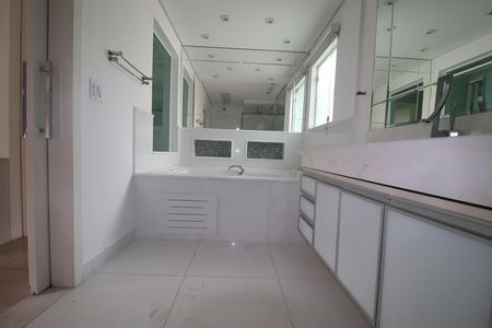 Casa para alugar com 300m², 3 quartos e 4 vagasBanheiro Quarto 1 suíte