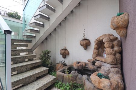Casa para alugar com 300m², 3 quartos e 4 vagasEscada de entrada