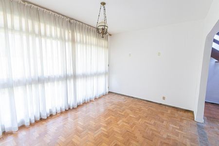 Casa para alugar com 290m², 4 quartos e 4 vagas Casa para alugar com 290m², 4 quartos e 4 vagasSala