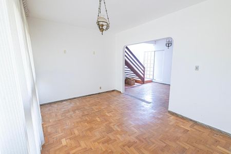 Casa para alugar com 290m², 4 quartos e 4 vagas Casa para alugar com 290m², 4 quartos e 4 vagasSala
