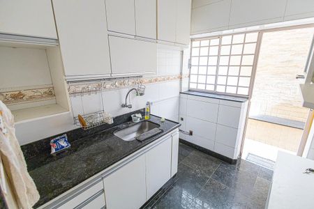 Casa para alugar com 290m², 4 quartos e 4 vagas Casa para alugar com 290m², 4 quartos e 4 vagasCozinha