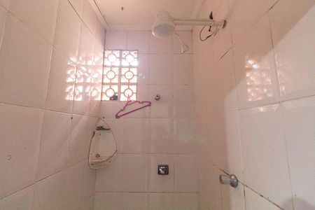 Banheiro de kitnet/studio para alugar com 0 quarto, 28m² em Liberdade, São Paulo