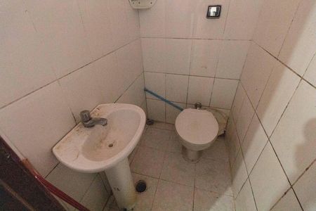 Banheiro de kitnet/studio para alugar com 0 quarto, 28m² em Liberdade, São Paulo