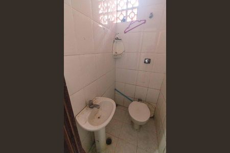 Banheiro de kitnet/studio para alugar com 0 quarto, 28m² em Liberdade, São Paulo