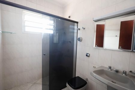 Casa à venda com 235m², 4 quartos e 6 vagasBanheiro 1