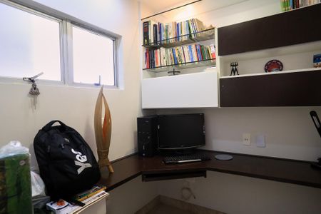 Apartamento à venda com 132m², 4 quartos e 2 vagas Apartamento à venda com 132m², 4 quartos e 2 vagasEscritório