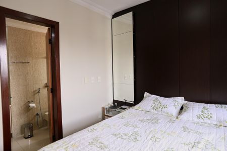 Apartamento à venda com 132m², 4 quartos e 2 vagas Apartamento à venda com 132m², 4 quartos e 2 vagasSuíte
