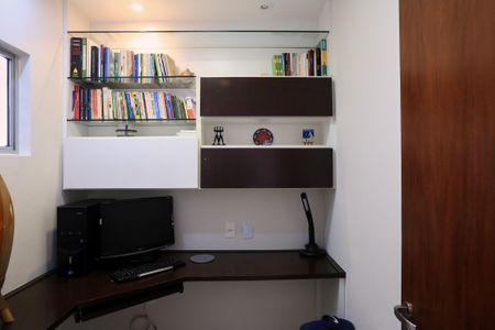 Apartamento à venda com 132m², 4 quartos e 2 vagas Apartamento à venda com 132m², 4 quartos e 2 vagasEscritório