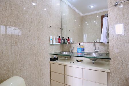 Apartamento à venda com 132m², 4 quartos e 2 vagas Apartamento à venda com 132m², 4 quartos e 2 vagasBanheiro da Suíte