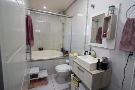 Casa de condomínio para alugar com 120m², 2 quartos e 1 vaga Casa de condomínio para alugar com 120m², 2 quartos e 1 vagaBanheiro da Suíte