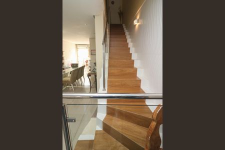 Casa de condomínio para alugar com 120m², 2 quartos e 1 vaga Casa de condomínio para alugar com 120m², 2 quartos e 1 vagaEscada
