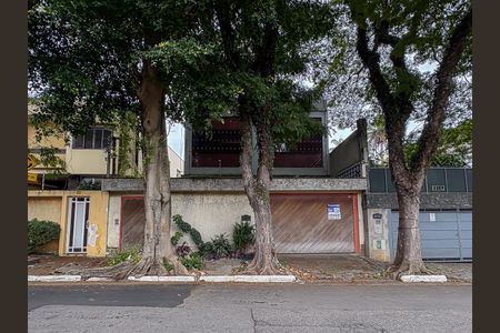 Casa para alugar com 280m², 4 quartos e 3 vagas Casa para alugar com 280m², 4 quartos e 3 vagasFachada