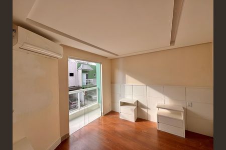 Casa de condomínio à venda com 150m², 3 quartos e 1 vagaSuíte