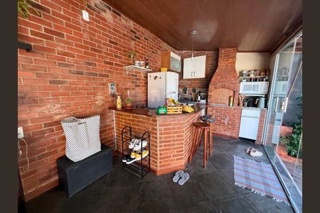 Casa à venda com 137m², 4 quartos e 2 vagas